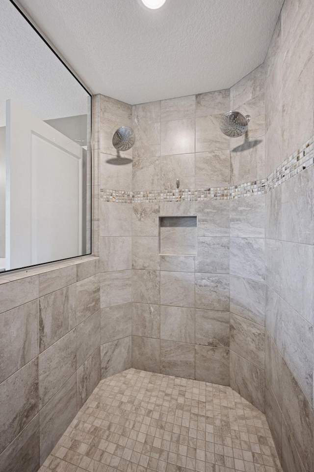 12745 39th St NE, Saint Michael, MN 55376 - bathroom featuring a textured ceiling and tiled shower