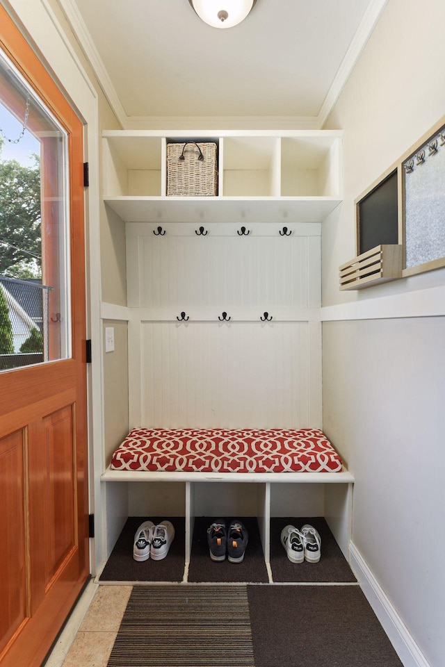 3343 Humboldt Ave S, Minneapolis, MN 55408 - mudroom with ornamental molding