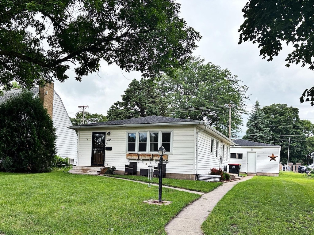 119 Flynn St, Redwood Falls, MN 56283 - photo 1