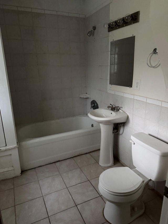 663 Smith Ave S, Saint Paul, MN 55107 - full bath featuring tile patterned floors, bathing tub / shower combination, and tile walls