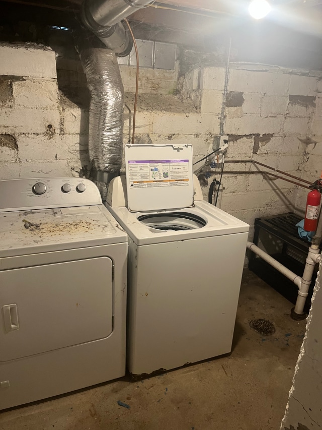 663 Smith Ave S, Saint Paul, MN 55107 - laundry room featuring washing machine and dryer