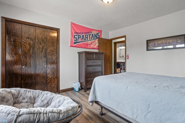 21 35th Ave NE, Fargo, ND 58102 - bedroom with light wood-style floors, a closet, and a textured ceiling
