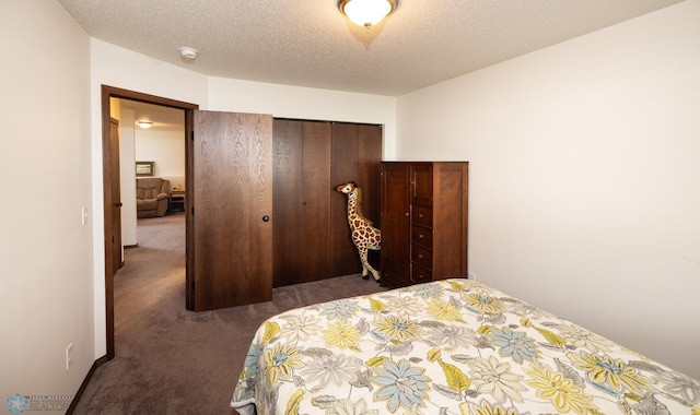 34 Cedar Dr, Mapleton, ND 58059 - bedroom featuring carpet flooring, a closet, and a textured ceiling