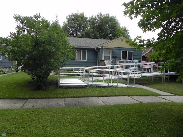 1610 9th St N, Fargo, ND 58102 - ranch-style house featuring a front lawn and roof with shingles