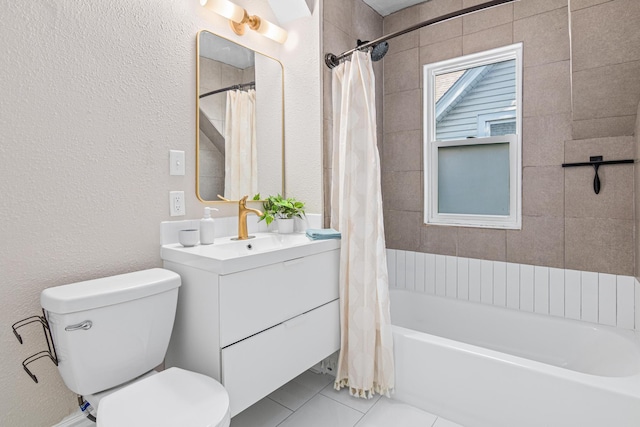 1066 Woodbridge St, Saint Paul, MN 55117 - full bath featuring vanity, tile patterned flooring, shower / tub combo with curtain, and a textured wall