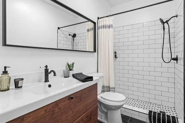 1066 Woodbridge St, Saint Paul, MN 55117 - full bathroom featuring vanity and tiled shower