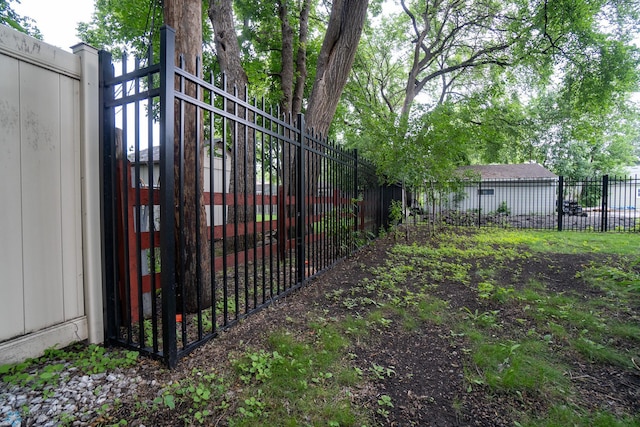 1606 5th St N, Fargo, ND 58102 - view of gate