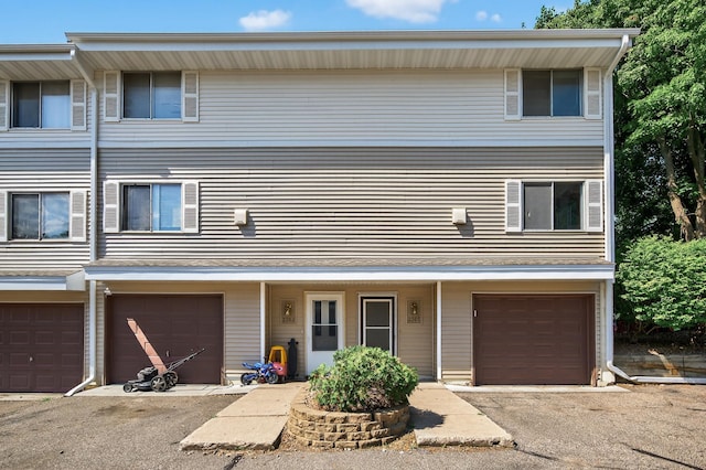 2365 Dorland Ln E, Maplewood, MN 55119 - view of property with a garage