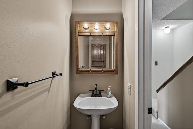 2365 Dorland Ln E, Maplewood, MN 55119 - bathroom featuring a sink and a textured ceiling