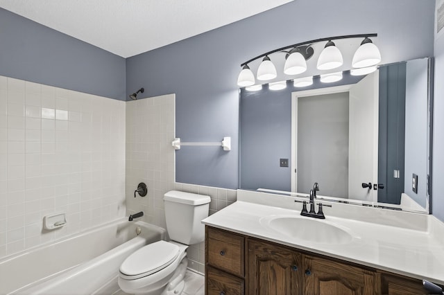 2365 Dorland Ln E, Maplewood, MN 55119 - full bath with  shower combination and vanity