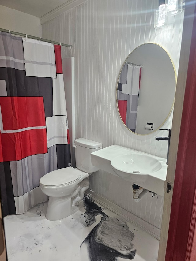 117 Quincy St, Alexandria, MN 56308 - full bath with crown molding and a shower with curtain