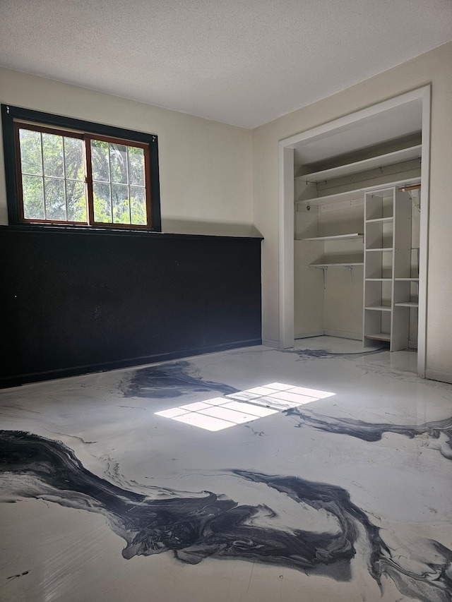 117 Quincy St, Alexandria, MN 56308 - unfurnished bedroom featuring a closet and a textured ceiling