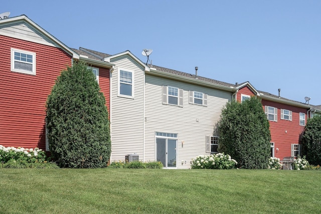 651 Ravencroft Rd, Waconia, MN 55387 - back of property featuring a lawn