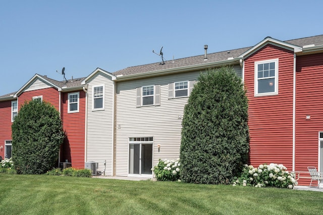 651 Ravencroft Rd, Waconia, MN 55387 - back of house with a lawn