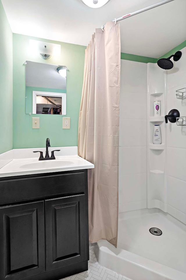 5501 30th Ave S, Minneapolis, MN 55417 - bathroom featuring a shower with curtain and vanity
