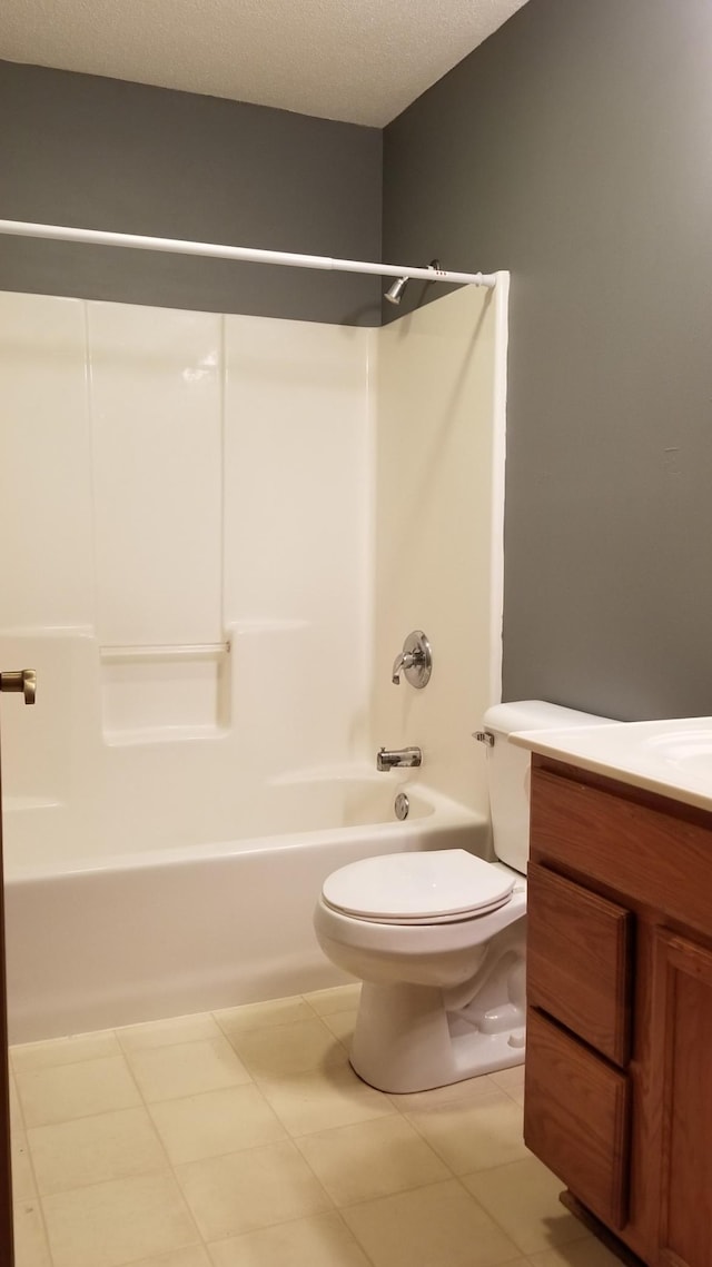 2236 Sacia Ln, Hudson, WI 54016 - bathroom featuring vanity, washtub / shower combination, and a textured ceiling