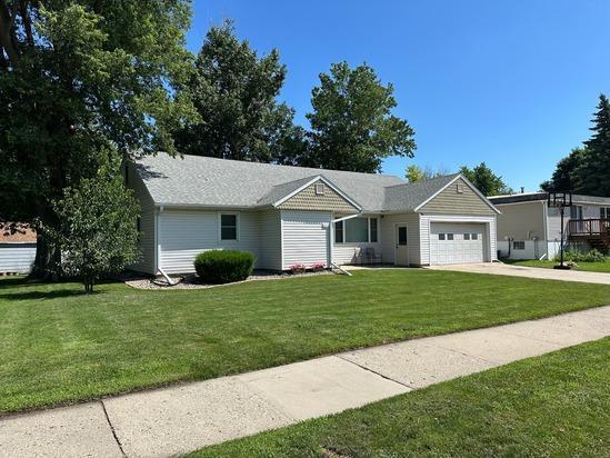 317 Clary St, Worthington, MN 56187 - single story home with an attached garage, a front yard, and concrete driveway
