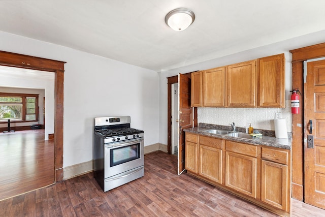 906 5th St E, Saint Paul, MN 55106 - kitchen featuring gas stove, dark countertops, dark wood-type flooring, and tasteful backsplash