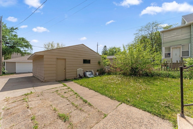 906 5th St E, Saint Paul, MN 55106 - view of green lawn featuring a garage and an outbuilding