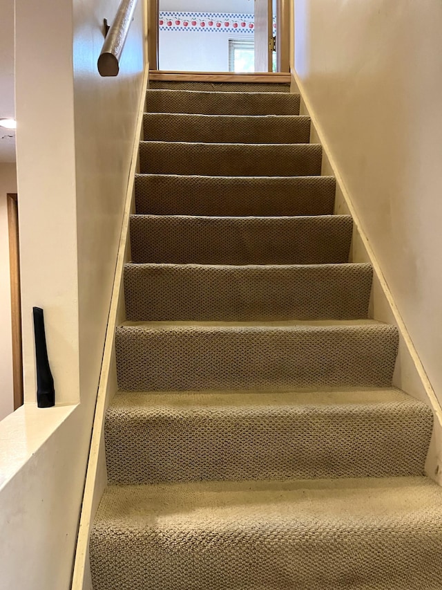 806 Highland Rd, Windom, MN 56101 - view of staircase