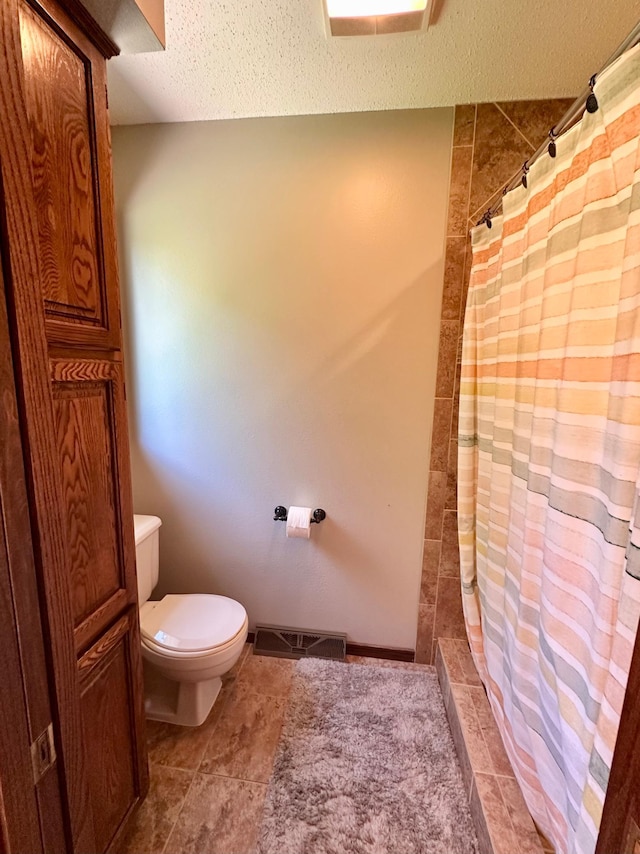 1201 Morningside Cir, Marshall, MN 56258 - full bathroom featuring curtained shower and a textured ceiling