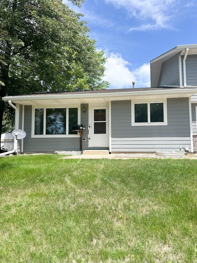428 16th St, Windom, MN 56101 - view of front facade with a front lawn