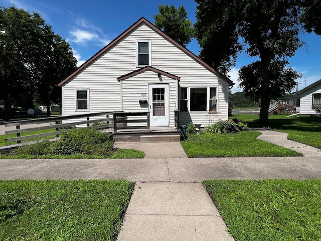 290 5th Ave, Granite Falls, MN 56241 - bungalow featuring a front yard