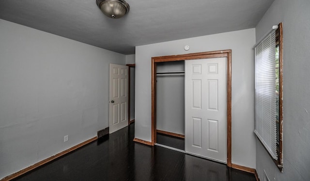 1194 Forest St, Saint Paul, MN 55106 - unfurnished bedroom featuring a closet and baseboards