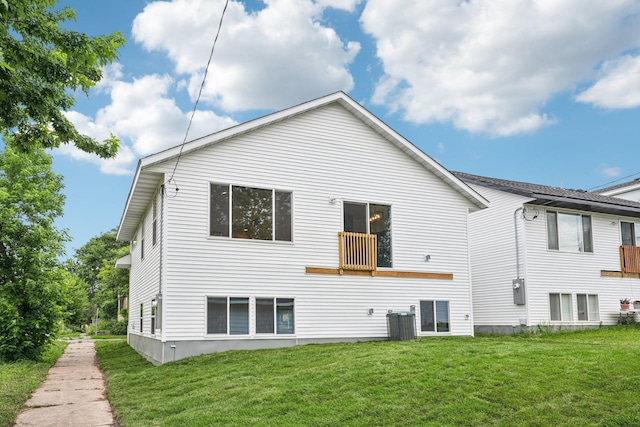 1002 Conway St, Saint Paul, MN 55106 - back of house with a lawn