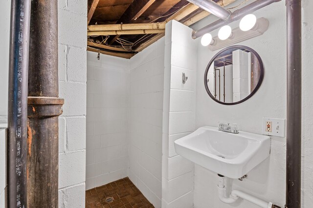 3841 Columbus Ave, Minneapolis, MN 55407 - view of bathroom