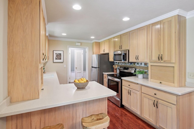3918 Willmatt Hl, Minnetonka, MN 55305 - kitchen with stainless steel appliances, light brown cabinetry, crown molding, a peninsula, and decorative backsplash