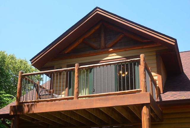 24909 Sandy Ln, Bay Lake Twp, MN 56444 - view of side of home with a shingled roof and a deck