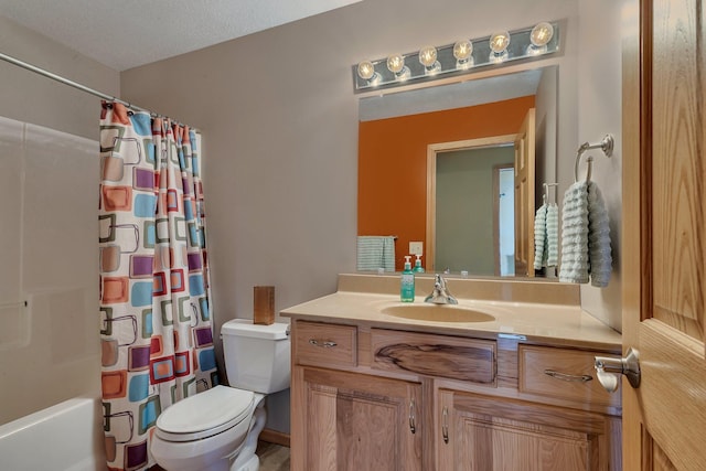 511 8th St SW, Rice, MN 56367 - full bath with vanity and shower / tub combo with curtain