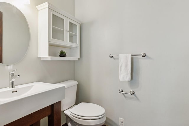1088 Lincoln Ave, Saint Paul, MN 55105 - half bathroom with toilet and vanity
