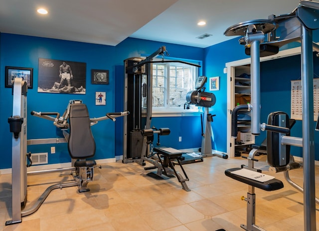 582 Summit Ave, Saint Paul, MN 55102 - exercise room with recessed lighting