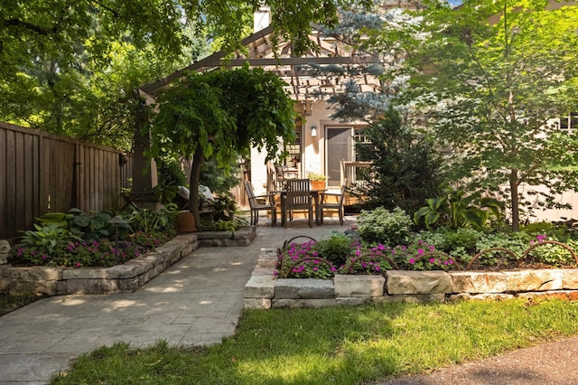 582 Summit Ave, Saint Paul, MN 55102 - view of yard with a patio area