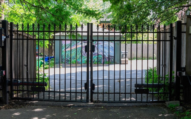 582 Summit Ave, Saint Paul, MN 55102 - view of gate
