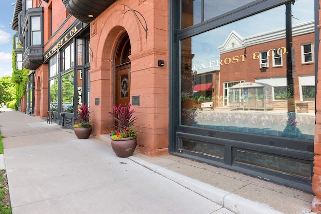 582 Summit Ave, Saint Paul, MN 55102 - property entrance