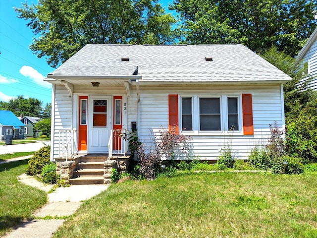 521 Chestnut St, Winona, MN 55987 - bungalow-style house featuring a front yard and roof with shingles