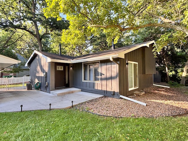 1414 Danube Rd, Fridley, MN 55432 - single story home featuring board and batten siding and a patio
