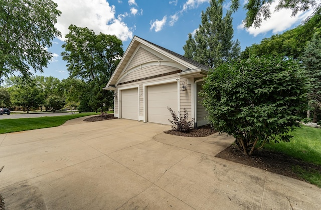 290 Wimbledon Hills Dr SW, Rochester, MN 55902 - garage featuring concrete driveway