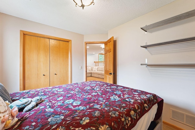 9055 Regent Pkwy, Brooklyn Park, MN 55443 - bedroom with a closet and a textured ceiling