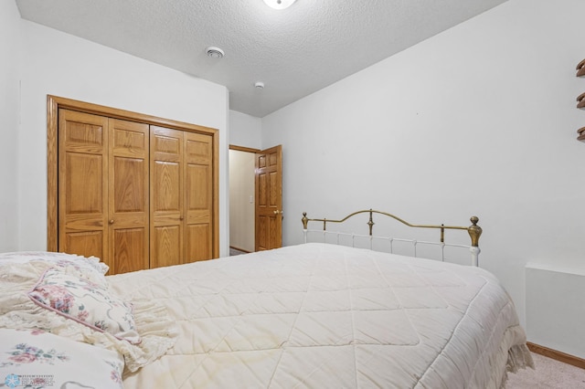 1403 2nd Ave NE, Barnesville, MN 56514 - bedroom featuring carpet flooring, a textured ceiling, and a closet