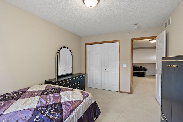 4543 Bloomberg Cir, Inver Grove Heights, MN 55076 - bedroom featuring light carpet, a closet, and a textured ceiling