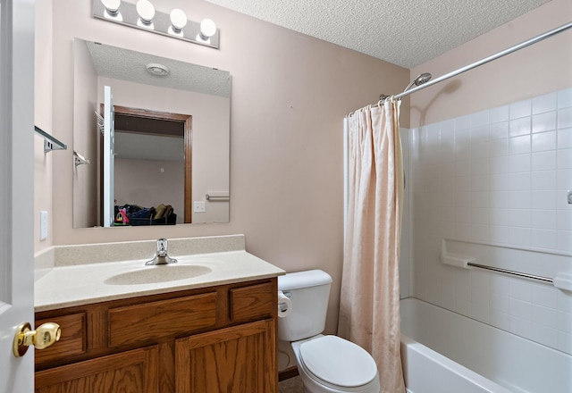 4543 Bloomberg Cir, Inver Grove Heights, MN 55076 - full bathroom featuring a textured ceiling, vanity, and shower / tub combo