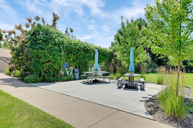 5643 Green Circle Dr Unit 107, Minnetonka, MN 55343 - view of property's community featuring a patio area, outdoor dining space, and a lawn