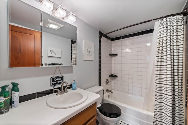3661 Riley Rd, Rice Lake Twp, MN 55803 - bathroom featuring shower / bathtub combination with curtain and vanity