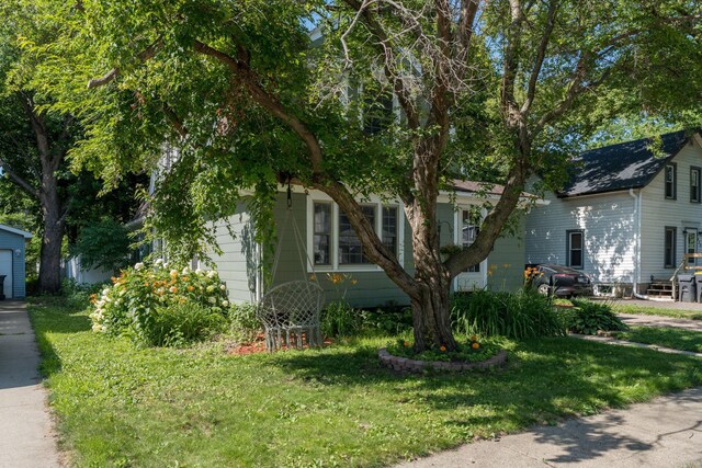 433 S Ave, North Mankato, MN 56003 - view of front facade with a front lawn