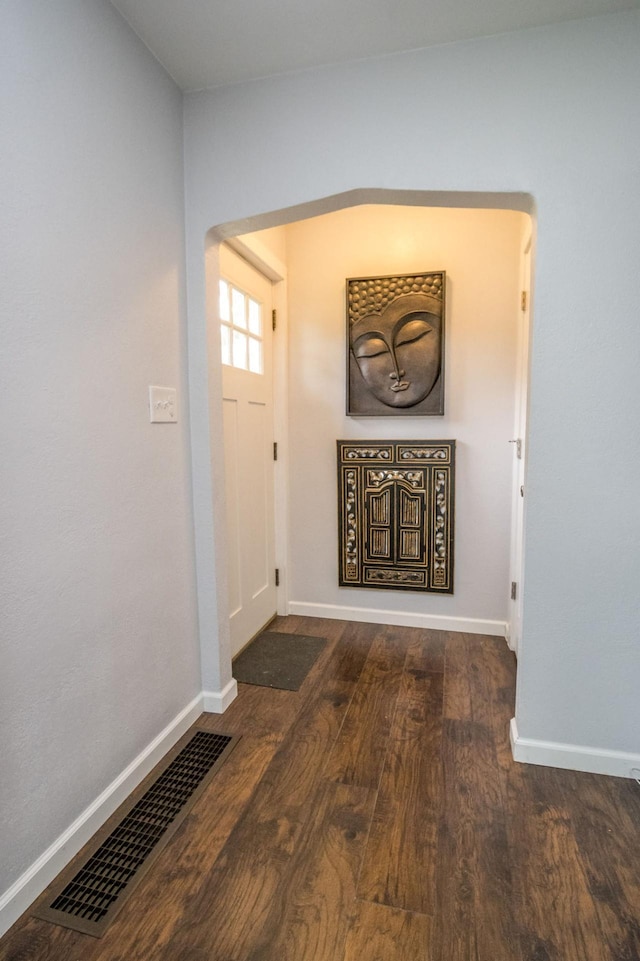 1109 Adams St, Mankato, MN 56001 - entrance foyer with dark wood-style flooring and baseboards