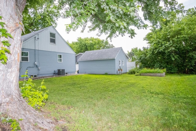 1109 Adams St, Mankato, MN 56001 - back of house featuring a yard
